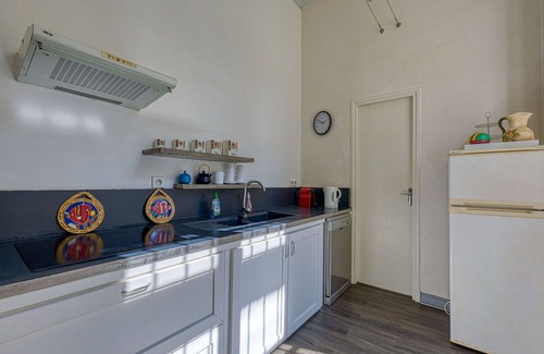 Beziers City Centre Apartment | Lovely apartment for 6 guests with WIFI, TV, patio and pets allowed