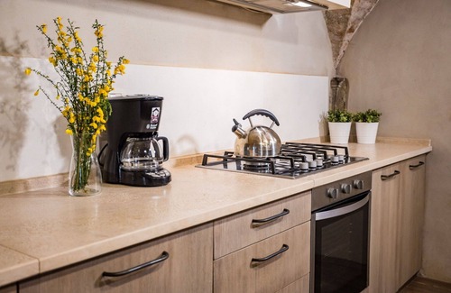 Cortona Old Town Apartment | Lovely apartment for 6 people with WIFI, A/C, TV and patio