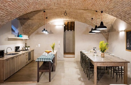 Cortona Old Town Apartment | Lovely apartment for 6 people with WIFI, A/C, TV and patio