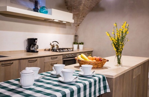 Cortona Old Town Apartment | Lovely apartment for 6 people with WIFI, A/C, TV and patio