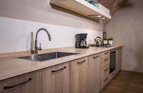 Cortona Old Town Apartment | Lovely apartment for 6 people with WIFI, A/C, TV and patio