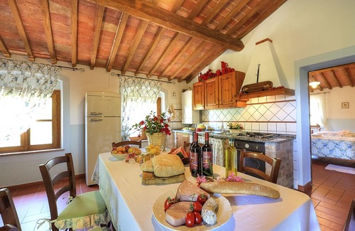 Peccioli Apartment | Lovely apartment for 6 people with pool, A/C, WIFI, TV, pets allowed and panoramic view