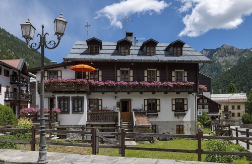 Macugnaga Apartment | Lovely apartment for 6 guests with TV, balcony, pets allowed and panoramic view