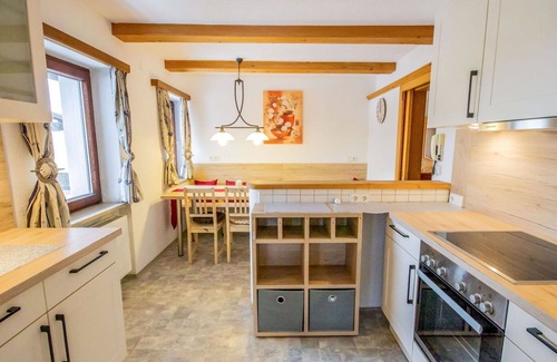 Axams Apartment | Lovely apartment for 7 people with WIFI, TV, balcony, pets allowed and panoramic view
