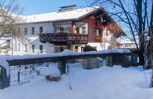 Axams Apartment | Lovely apartment for 7 people with WIFI, TV, balcony, pets allowed and panoramic view