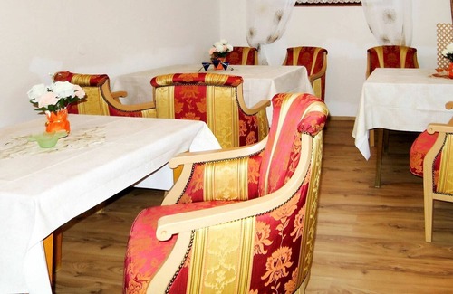 Huben Apartment | Lovely apartment for 9 people with WIFI, TV, patio, pets allowed and parking