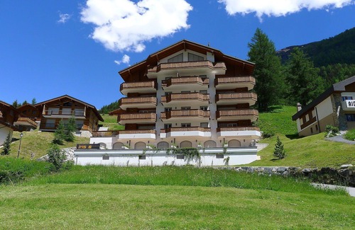 Leukerbad Apartment | Lovely apartment for 4 guests with WIFI, hot tub, TV and balcony