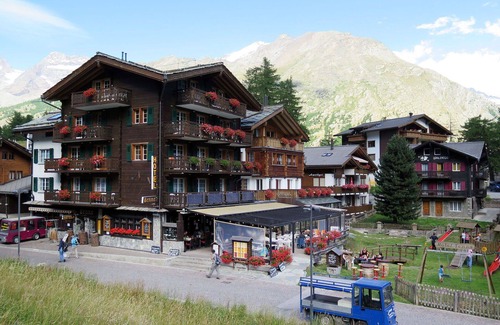 Saas-Fee Apartment | Lovely apartment for 4 guests with WIFI, TV, balcony and pets allowed