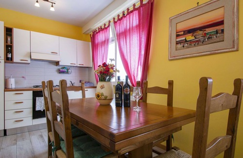 Marliana Apartment | Lovely apartment for 7 guests with WIFI, pool, TV, terrace and pets allowed