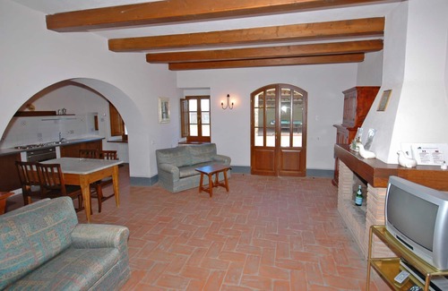 Castelnuovo Berardenga Apartment | Lovely apartment for 5 people with pool, A/C, TV and panoramic view, close to Siena