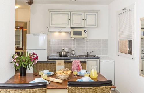 Favone House | Lovely apartment in villa for 4 guests with A/C, pool, WIFI, TV, patio and pets allowed