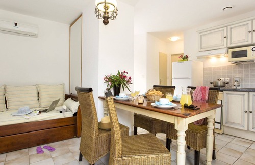Favone House | Lovely apartment in villa for 4 guests with A/C, pool, WIFI, TV, patio and pets allowed