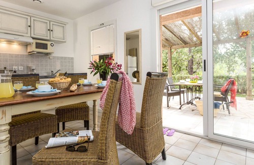 Favone House | Lovely apartment in villa for 6 people with A/C, pool, WIFI, TV, patio and pets allowed