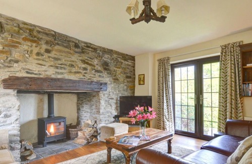 Llanerchymedd House | Lovely apartment in villa for 4 guests with WIFI, TV, pets allowed and parking