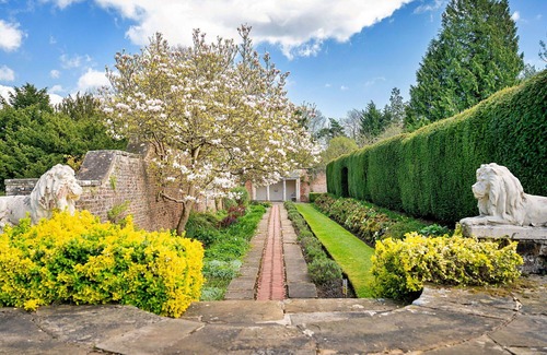 Thirsk Apartment | Lovely apartment for 4 guests with pool, hot tub, WIFI and terrace