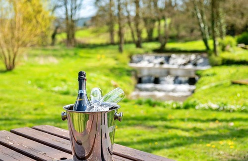 Thirsk Apartment | Lovely apartment for 4 guests with pool, hot tub, WIFI and terrace