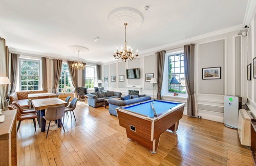 Thirsk Apartment | Lovely apartment for 6 people with pool, hot tub, WIFI and terrace