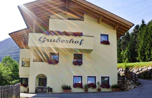 Sankt Anton am Arlberg Villa | Lovely apartment in villa for 5 guests with WIFI, TV, balcony and pets allowed