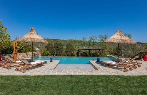 Po' Bandino Villa | Lovely apartment in villa for 2 guests with A/C, pool, WIFI, hot tub, TV and panoramic view