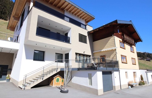 Kappl Villa | Lovely apartment in villa for 17 people with WIFI, TV and terrace