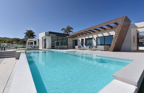 Salobre Villa | Lovely apartment in villa for 10 people with private pool, WIFI, A/C, TV, terrace and pets allowed