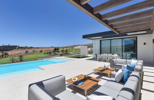 Salobre Villa | Lovely apartment in villa for 10 people with private pool, WIFI, A/C, TV, terrace and pets allowed