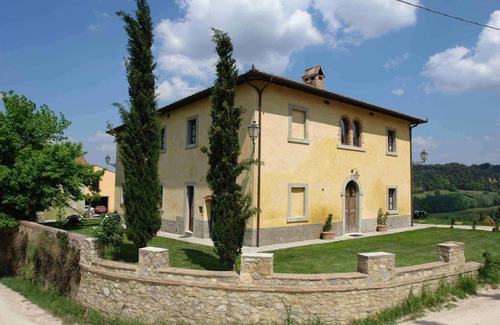 Poggibonsi Villa | Lovely apartment in villa with pool, WIFI, TV, patio and panoramic view, close to San Gimignano