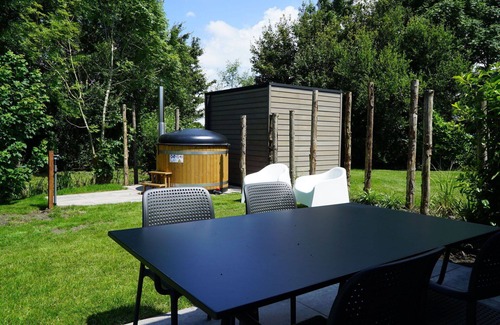 Vleteren House | Lovely apartment in villa for 4 guests with WIFI, TV and terrace