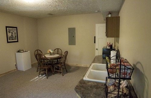Helmsburg Bed & Breakfast | Lovely Apartment in the Woods with Hot Tub