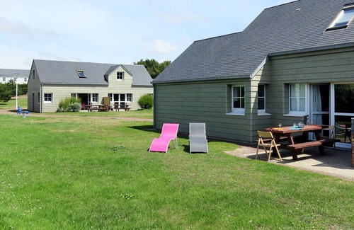 Creances House | Lovely apartment in villa for 6 guests with WIFI, TV, terrace, pets allowed and parking