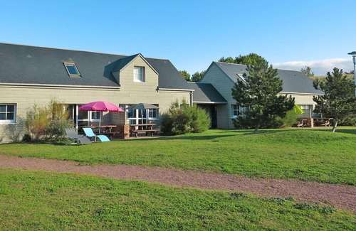 Creances House | Lovely apartment in villa for 6 guests with WIFI, TV, terrace, pets allowed and parking