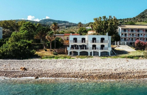 Caronia House | Lovely apartment in villa for 5 people with WIFI, TV, balcony and pets allowed