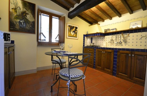 Il Borgo Villa | Lovely apartment in villa with hot tub, WIFI, pool, A/C, TV and panoramic view, close to Cortona