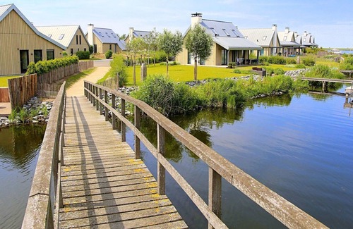 Tholen House | Lovely apartment in villa for 8 guests with WIFI, TV and parking