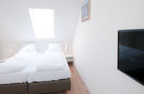 Tholen House | Lovely apartment in villa for 8 guests with WIFI, TV and parking