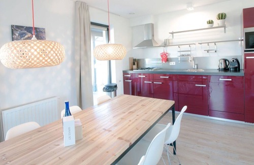 Tholen House | Lovely apartment in villa for 6 people with hot tub, WIFI, TV and parking