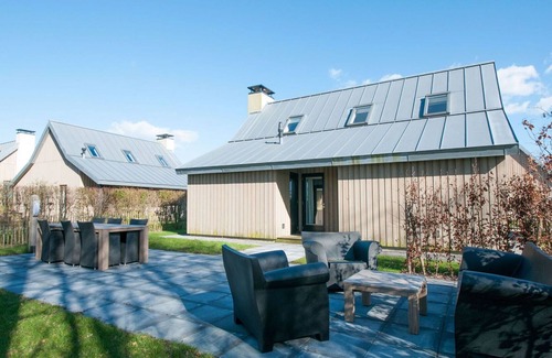 Tholen House | Lovely apartment in villa for 6 people with hot tub, WIFI, TV and parking