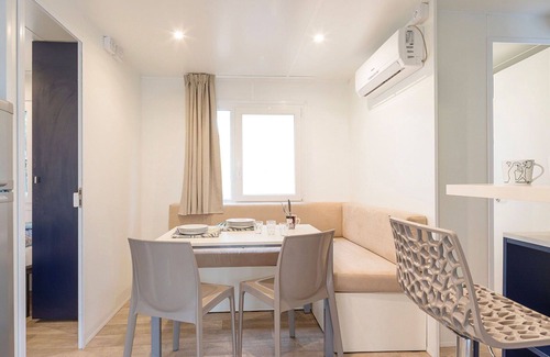 Zona XXXIV Casal Palocco House | Lovely apartment in villa for 6 people with A/C, pool, WIFI, TV and terrace
