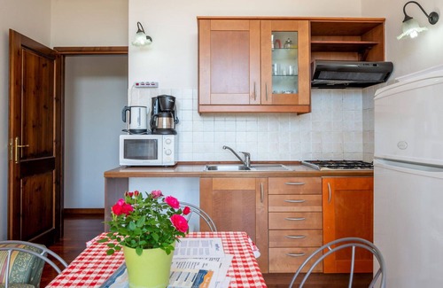 Azzano d'Asti Villa | Lovely apartment in villa for 6 people with A/C, pool, WIFI, terrace and pets allowed