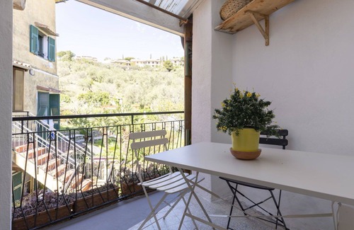 Costarainera Apartment | Lovely apartment for 6 guests with WIFI, TV, balcony and parking