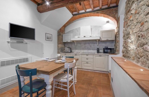 Monteriggioni Apartment | Lovely apartment for 4 people with pool, WIFI, A/C, TV and pets allowed, close to Siena