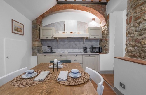 Monteriggioni Apartment | Lovely apartment for 4 people with pool, WIFI, A/C, TV and pets allowed, close to Siena