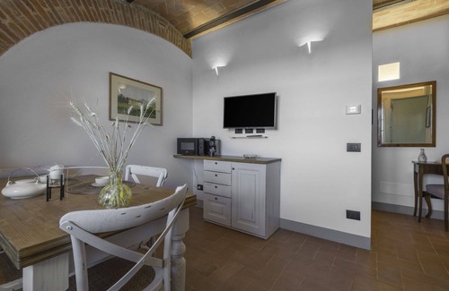 Monteriggioni Apartment | Lovely apartment for 2 guests with pool, A/C, WIFI, TV and pets allowed, close to Siena