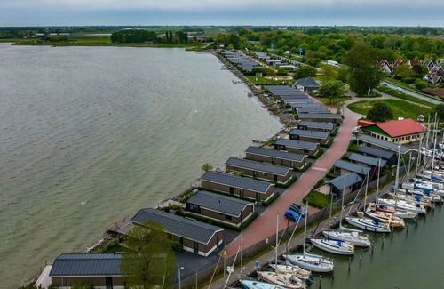 Enkhuizen House | Lovely apartment in villa for 4 guests with WIFI, TV, terrace and parking