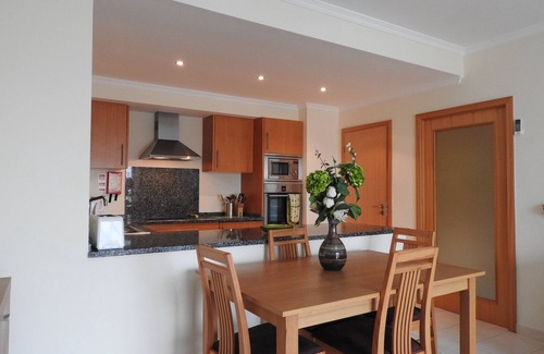 Olhos D'Agua Apartment | Lovely Apartment Overlooking The Pool And Tennis Court With Sea View