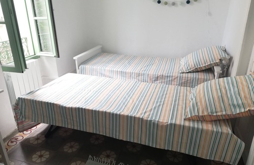 Sommieres Apartment | Lovely apartment with view, garden and terrace