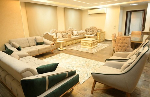 Al Duqqi Apartment | Lovely apt 3 BR in Ad Doqi