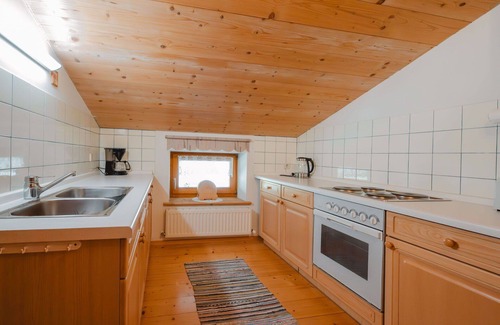 Sankt Martin bei Lofer Villa | Lovely apartment in villa for 3 guests with TV and balcony