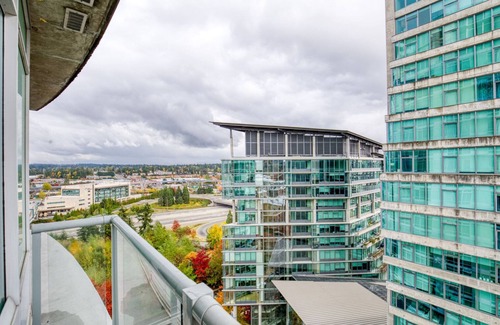 Northwest Bellevue Apartment | Lovely Bellevue 2BR w/Gym, W/D & Roof Deck, near Downtown, by Blueground
