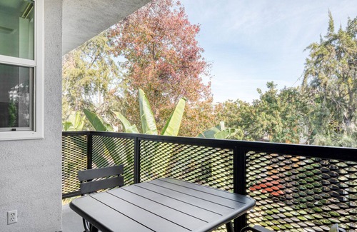 Beverly Grove Apartment | Lovely Beverly Hills 2BR near the Grove & Rodeo Drive, by Blueground